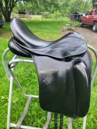 Tack ID: 568528 17 County Perfection Dressage Saddle - Med Tree - Used/Blk - PhotoID: 153087 - Expires 15-Aug-2024 Days Left: 19