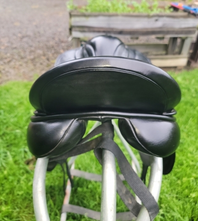 Tack ID: 568528 17 County Perfection Dressage Saddle - Med Tree - Used/Blk - PhotoID: 153088 - Expires 15-Aug-2024 Days Left: 20