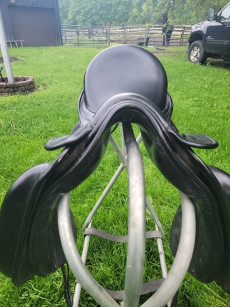 Tack ID: 568528 17 County Perfection Dressage Saddle - Med Tree - Used/Blk - PhotoID: 153089 - Expires 15-Aug-2024 Days Left: 19