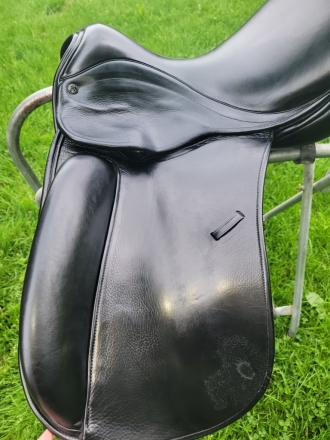 Tack ID: 568528 17 County Perfection Dressage Saddle - Med Tree - Used/Blk - PhotoID: 153090 - Expires 15-Aug-2024 Days Left: 20