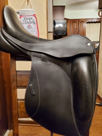 Tack ID: 568691 2013 18 Custom Saddlery Icon Coda Dressage Saddle - PhotoID: 153343 - Expires 24-Sep-2024 Days Left: 8