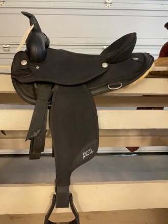 Tack ID: 568757 New Abetta 17 inch Saddle Black - PhotoID: 153427 - Expires 08-Oct-2024 Days Left: 22