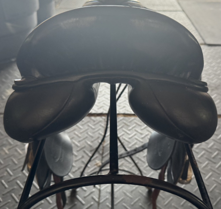 Tack ID: 569169 Black Custom made Saddle - PhotoID: 154002 - Expires 01-Feb-2025 Days Left: 72